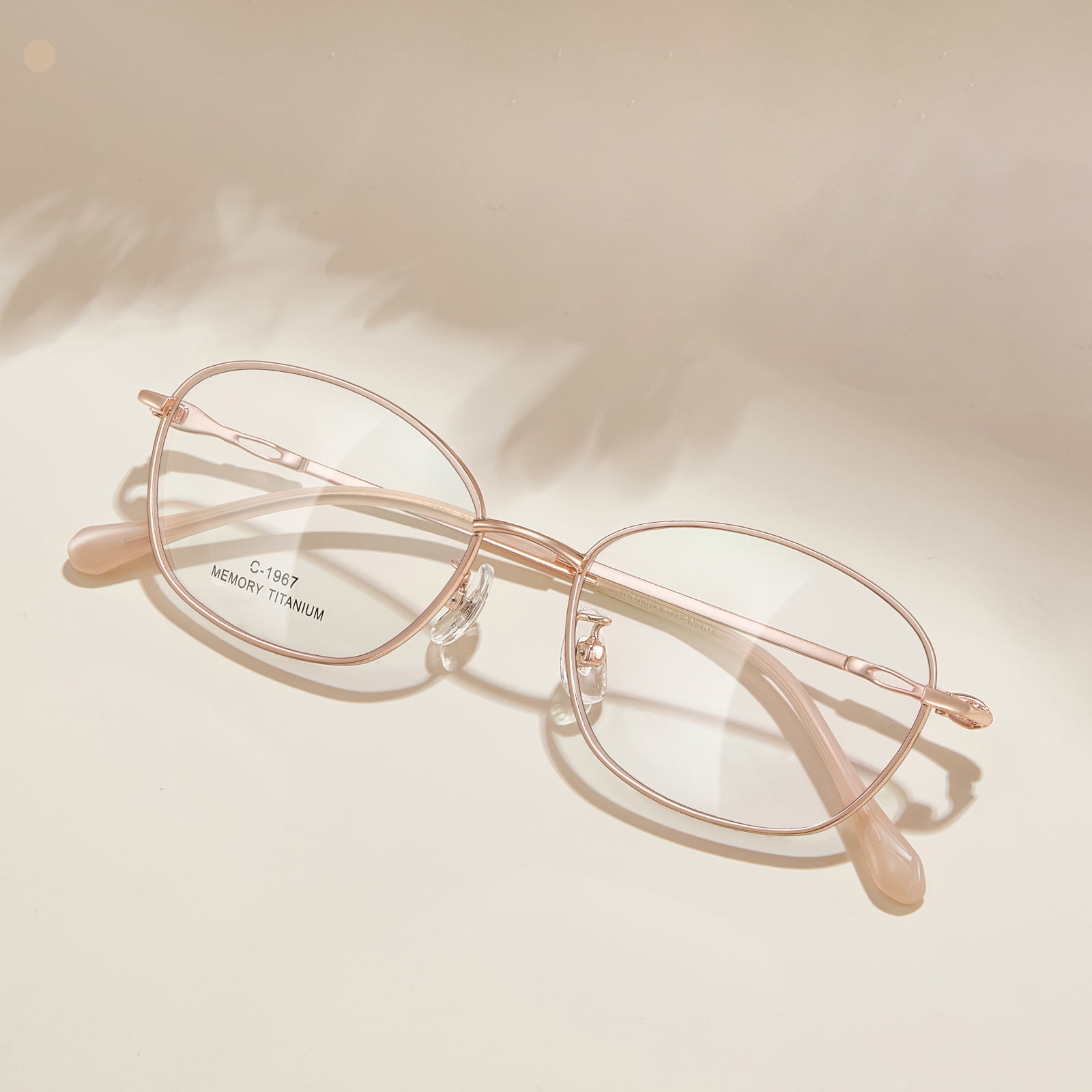 Occhiali in lega dal design Daily Bow del 1967
