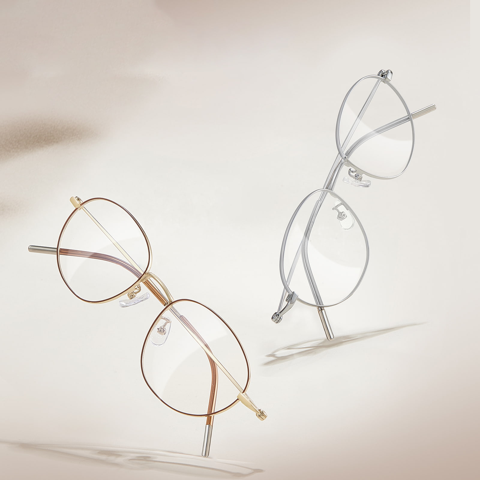 58161 Occhiali asimmetrici in lega delicata sulla pelle con montatura stretta