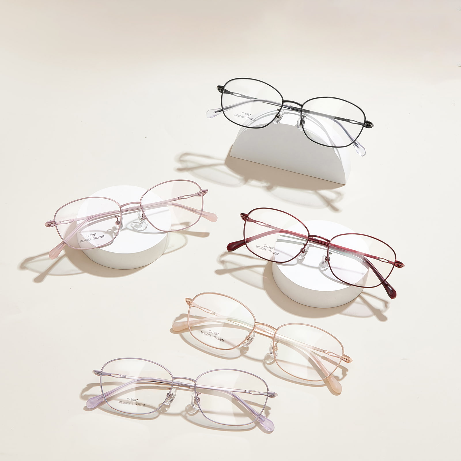 Occhiali in lega dal design Daily Bow del 1967